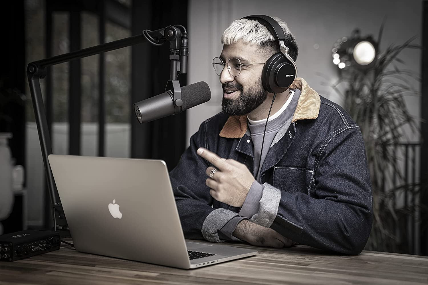 SM7B Microphone - Vocal Dynamic Studio Mic for Broadcast, Podcast, Recording, Gaming & Streaming, XLR, Rugged Construction, Detachable Windscreen, Smooth Sound, Warm Vocals, Wide-Range Frequency