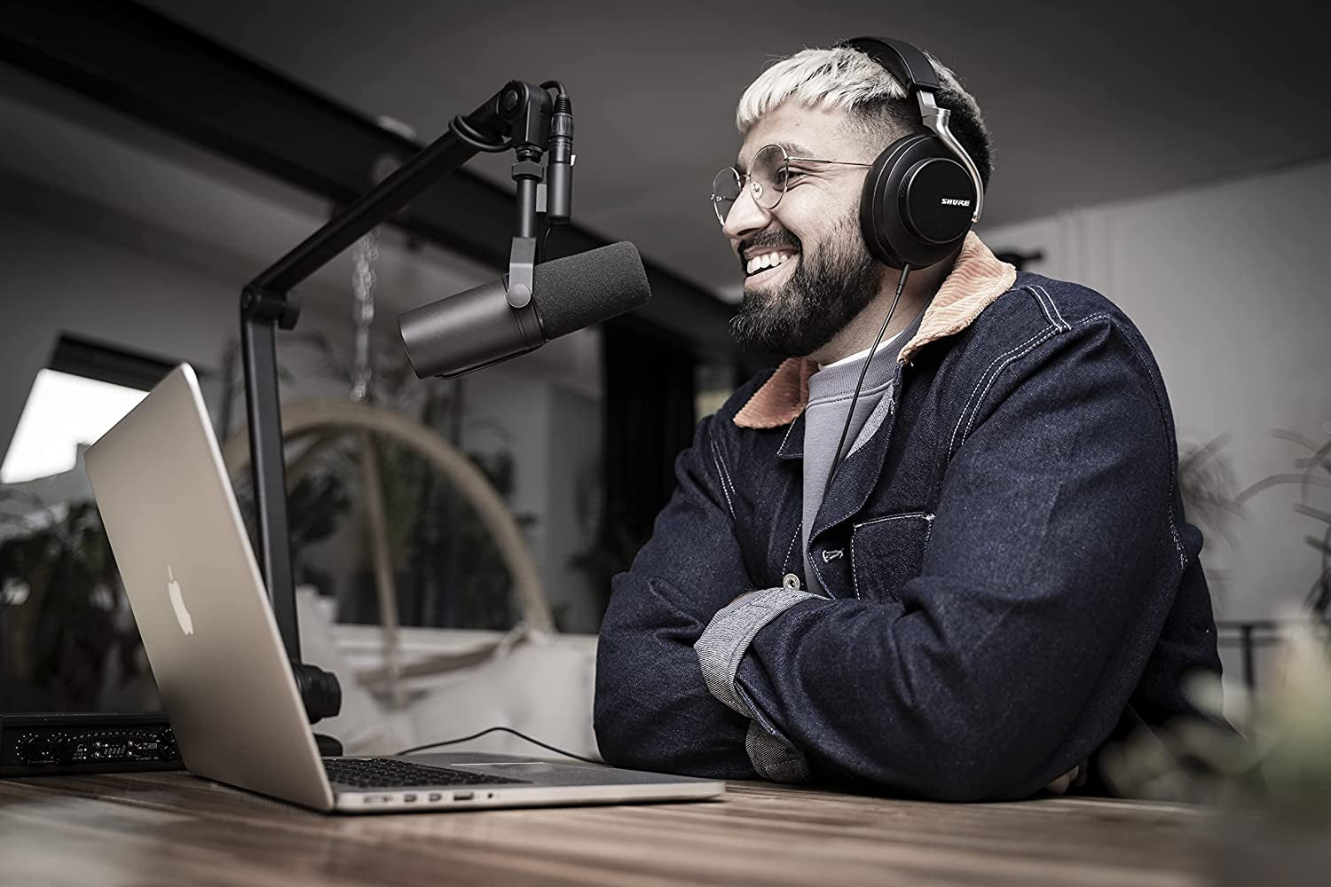 SM7B Microphone - Vocal Dynamic Studio Mic for Broadcast, Podcast, Recording, Gaming & Streaming, XLR, Rugged Construction, Detachable Windscreen, Smooth Sound, Warm Vocals, Wide-Range Frequency