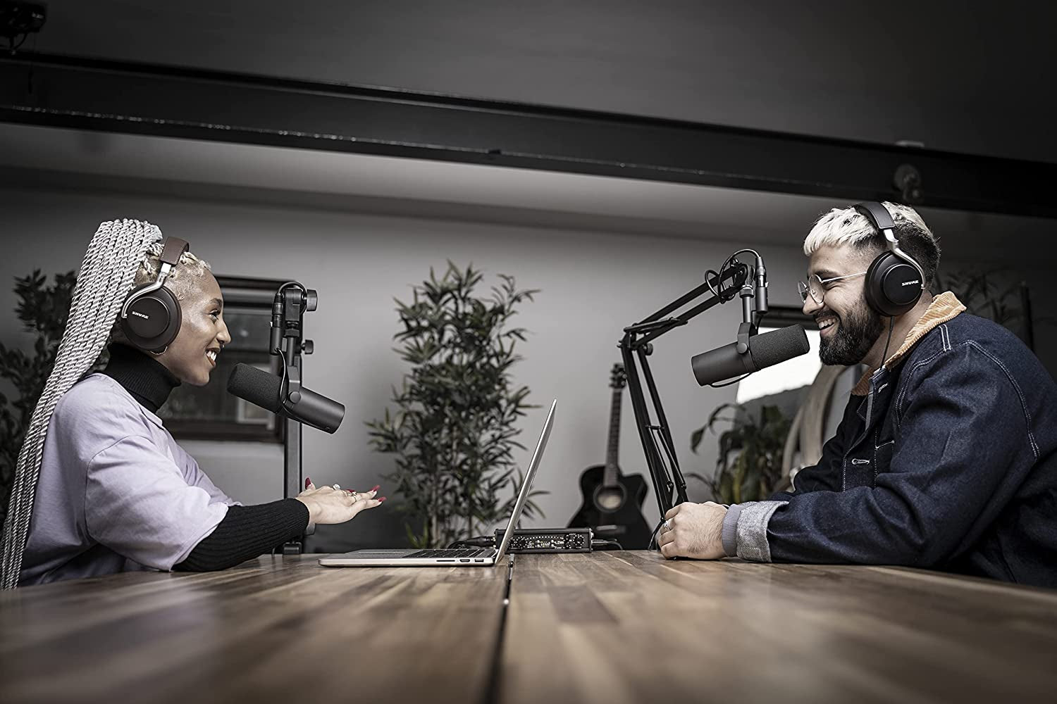 SM7B Microphone - Vocal Dynamic Studio Mic for Broadcast, Podcast, Recording, Gaming & Streaming, XLR, Rugged Construction, Detachable Windscreen, Smooth Sound, Warm Vocals, Wide-Range Frequency