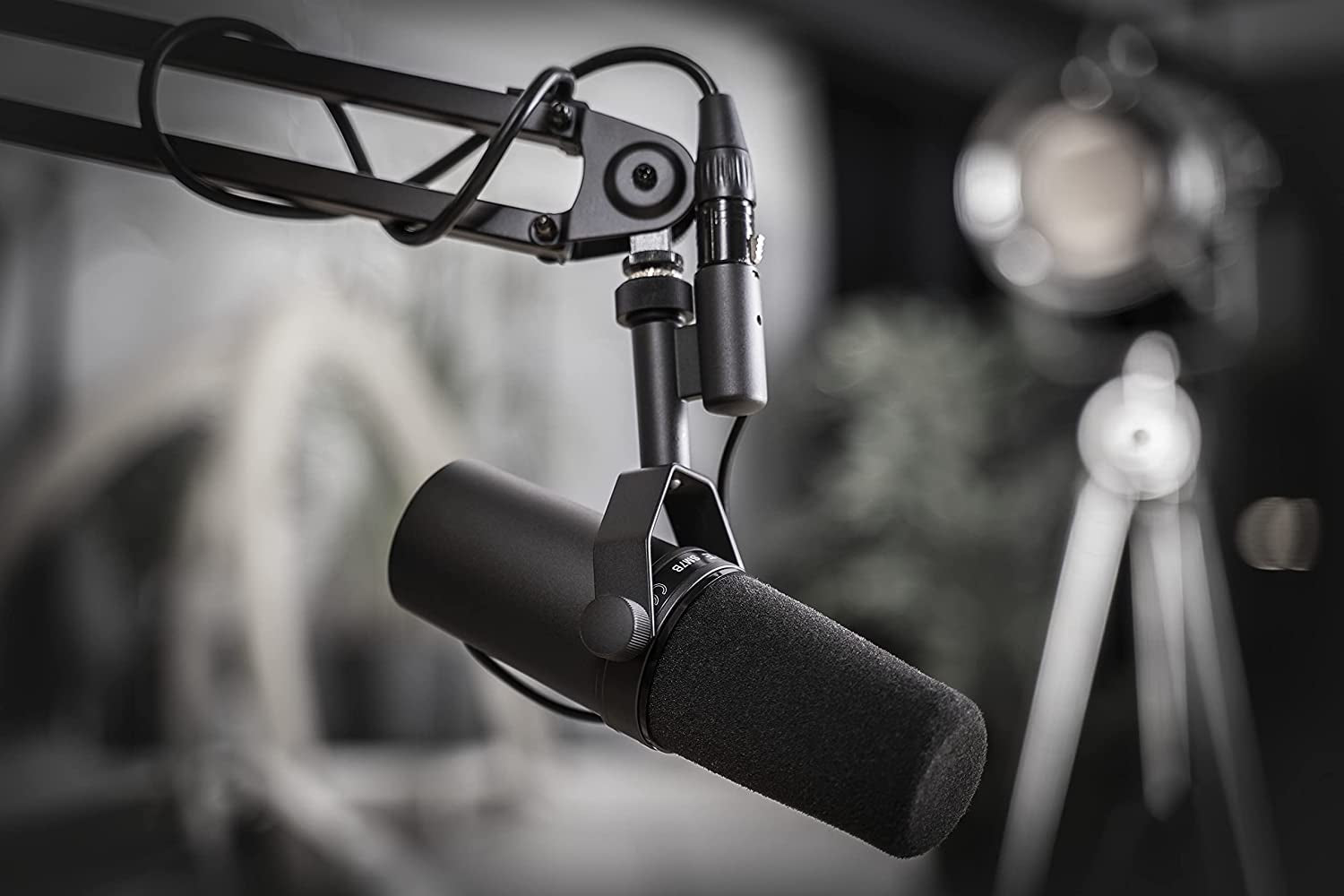 SM7B Microphone - Vocal Dynamic Studio Mic for Broadcast, Podcast, Recording, Gaming & Streaming, XLR, Rugged Construction, Detachable Windscreen, Smooth Sound, Warm Vocals, Wide-Range Frequency